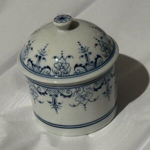 Vintage MMA Metropolitan Museum Of Art Blue White Porcelain Covered Jar ~ 3.5” H
